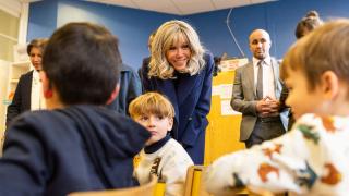 Brigitte Macron se contrazice cu ministrul Educaţiei din Franţa. Fosta profesoară vrea uniformă obligatorie în şcoli