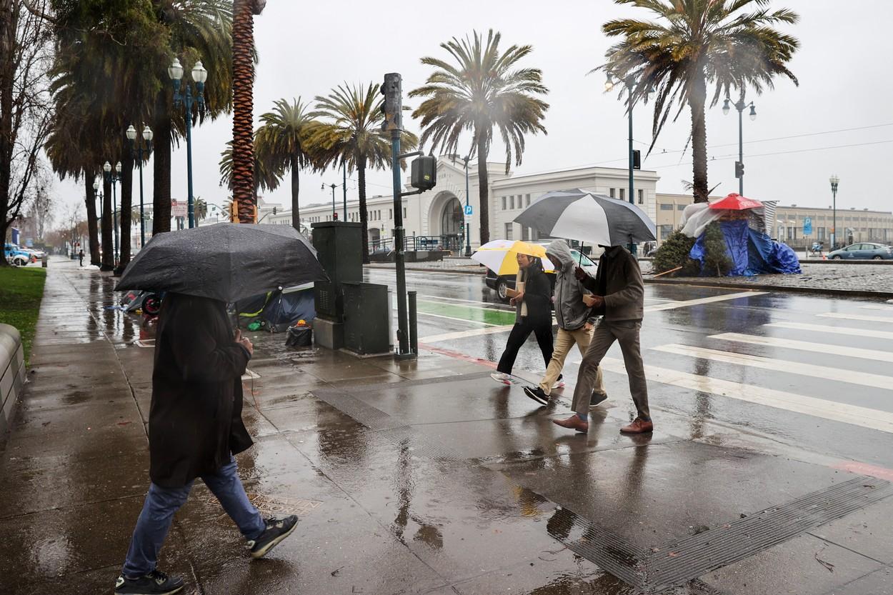 "Defilarea de cicloni" face ravagii în California. Bilanţul morţilor a ajuns la 18, iar un copil de 5 ani este încă dispărut