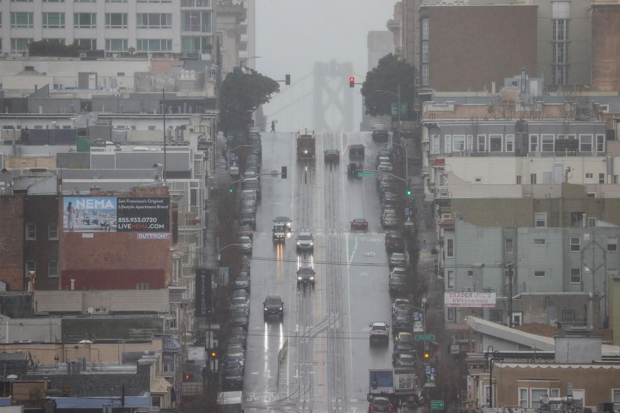 "Defilarea de cicloni" face ravagii în California. Bilanţul morţilor a ajuns la 18, iar un copil de 5 ani este încă dispărut