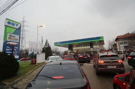 Guvernul a luat la ţintă profitul OMV Petrom, dar a scris ordonanţa atât de prost încât fix compania vizată nu se încadrează. Singura victimă - Dumitru Chisăliţă