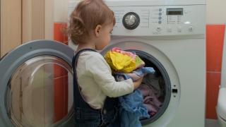 O fetiţă de 3 ani s-a sufocat în maşina de spălat, în timp ce părinţii mâncau cina. Moartea copilei, anchetată la Paris