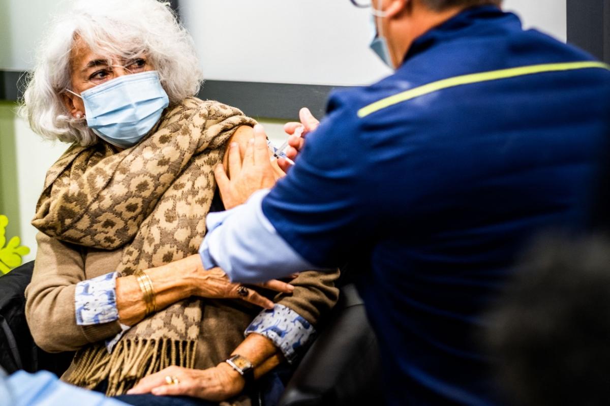 Varianta actualizată a vaccinului anti-COVID Pfizer ar putea fi legată de un tip de AVC la vârstnici. Reacţia companiei Varianta actualizată a vaccinului anti-COVID Pfizer ar putea fi legată de un tip de AVC la vârstnici. Reacţia companiei