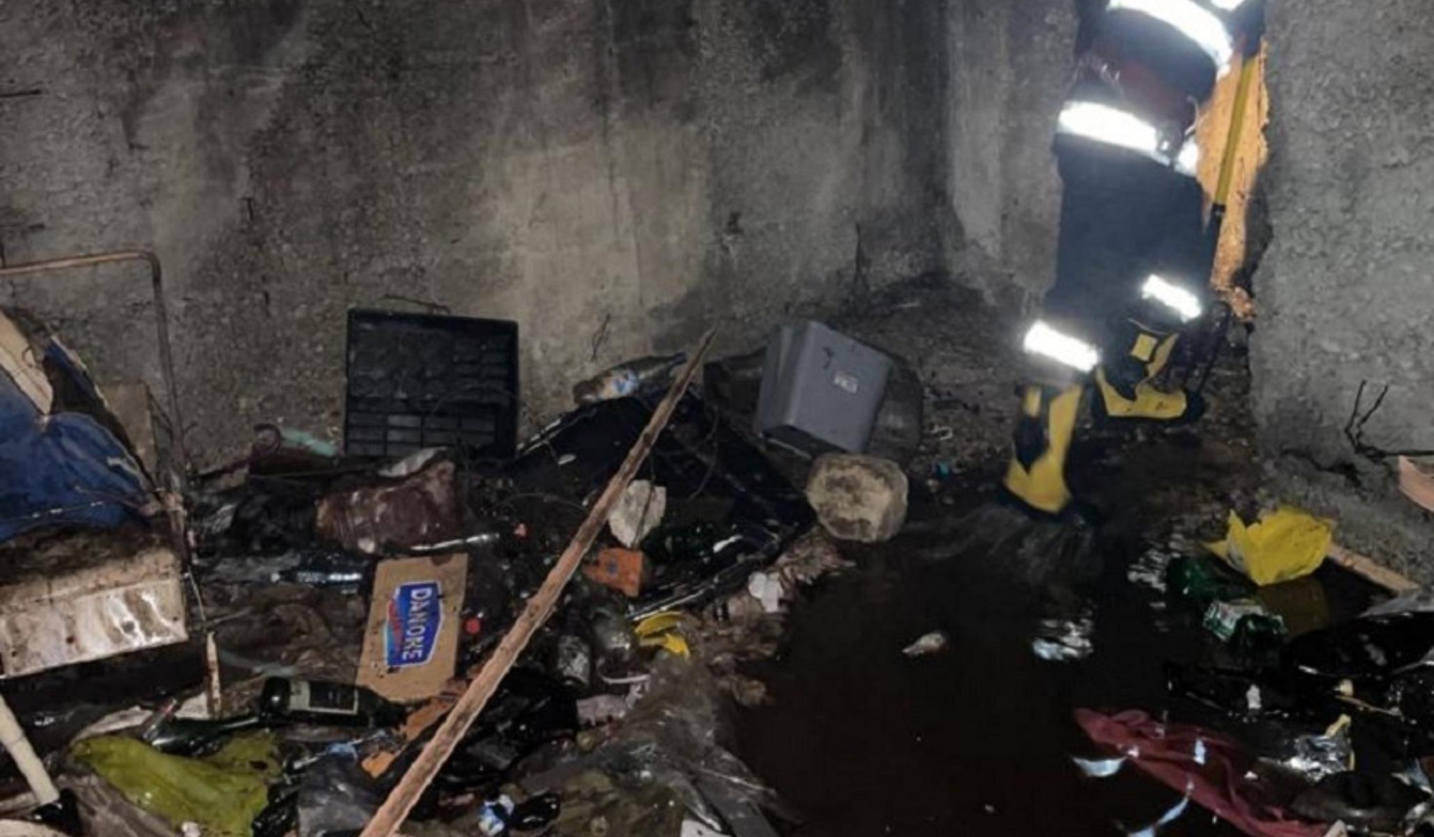 Incendiu într-un bloc din Teleorman. Focul a pornit de la o lumânare lăsată neuspravegheată de un bărbat care locuia în subsolul clădirii. Locatarii, evacuați