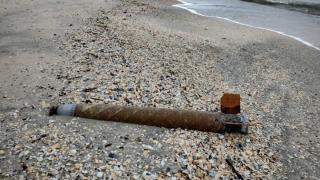 Resturi de rachetă găsite pe plaja de la Gura Portiței. Fragmentele ar putea proveni de la un proiectil rusesc