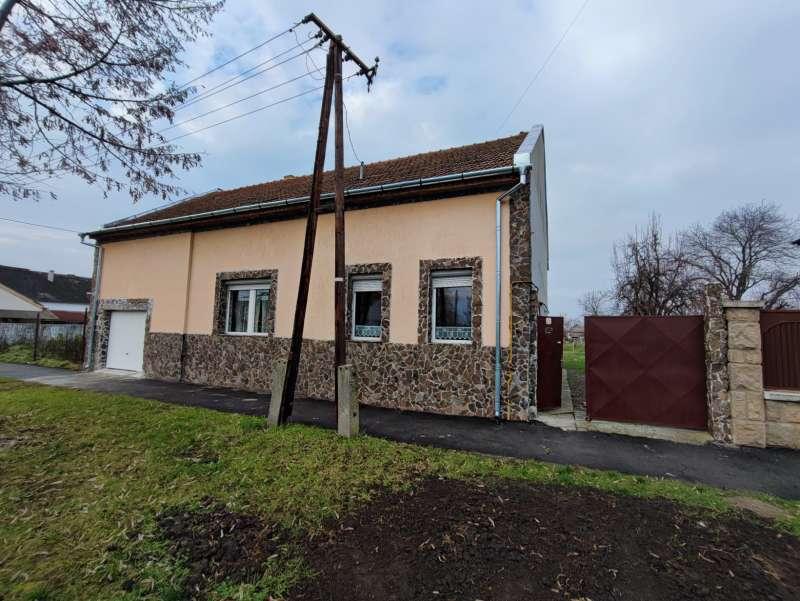 Case de la 5.000 de euro într-un oraș din Ungaria, luate cu asalt de români. Cum arată locuintețe cumpărate de sute de români