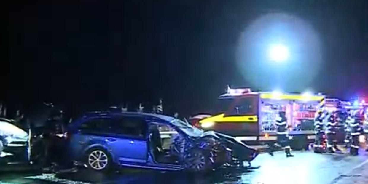 Accident violent în Bihor: "E un mort, chiar la volan acolo, acoperit, şi un altul pe şosea, în sac negru". Şase victime în Târgu Mureş după o depăşire riscantă