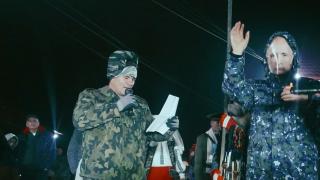 Războiul din Ucraina, parodiat de "mascaţii" din Bacău: au defilat "tancuri", "soldaţi", "Putin" şi "Zelenski". Reacţia primarului: "Joacă roluri: înger, diavol"