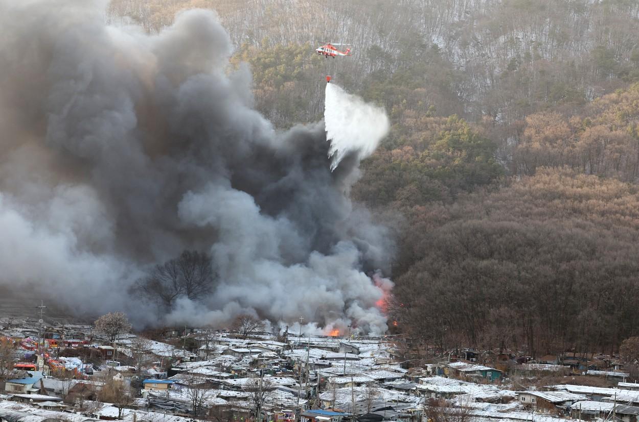 Un incendiu violent a devastat un cartier sărac din Seul. 60 de locuințe au fost distruse, iar 500 de persoane au fost evacuate