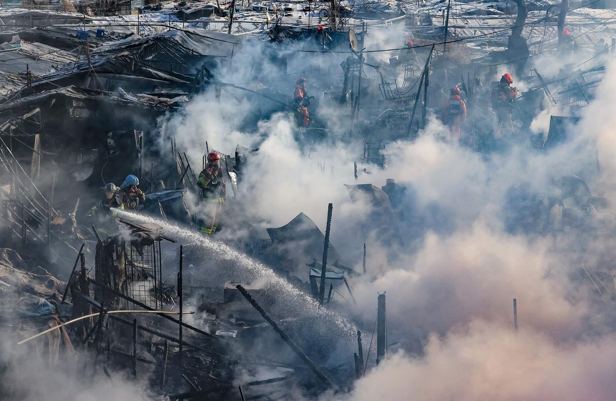 Un incendiu violent a devastat un cartier sărac din Seul. 60 de locuințe au fost distruse, iar 500 de persoane au fost evacuate