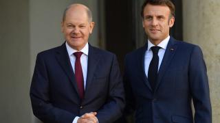 Macron vrea ca Franța şi Germania să devină "pionierii" refondării Europei. Între timp, Parisul e paralizat de proteste violente