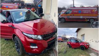 Cinci copii, loviți de o mașină care a părăsit șoseaua şi s-a izbit de un imobil, la Budacu de Sus. Şoferul era băut