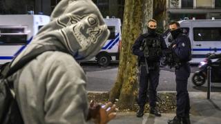 Un bărbat a creat panică în Paris, după ce i-a amenințat pe polițiști cu pistolul. A fost împușcat mortal în plină stradă