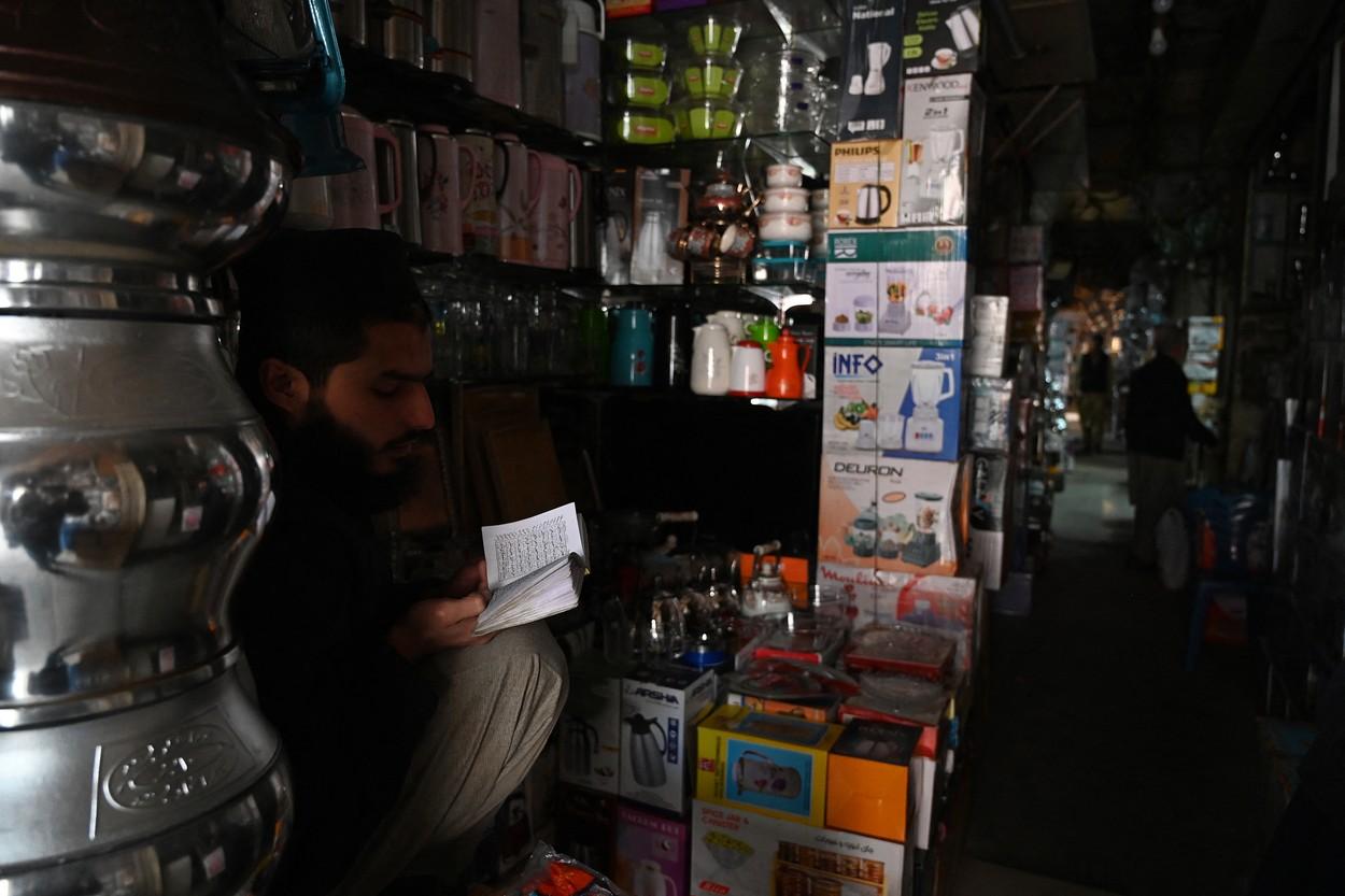 Blackout în Pakistan.220 de milioane de oameni fără electricitate din cauza unei defecţiuni la reţeaua naţională
