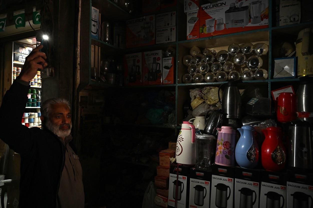 Blackout în Pakistan.220 de milioane de oameni fără electricitate din cauza unei defecţiuni la reţeaua naţională