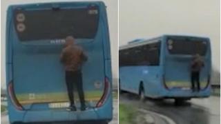Momentul nebun în care un tânăr din Italia călătoreşte agăţat de spatele autobuzului, filmat de un şofer. Nu avea bilet sau făcea ''bus surfing''