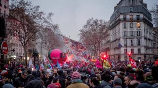 Guvernul Franţei a adoptat reforma pensiilor. Francezii anunţă un nou val de proteste faţă de creşterea vârstei de pensionare