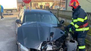 Accident în lanţ într-o localitate din Cluj: Fetiță de 7 ani rănită, după ce mașina în care se afla a fost proiectată într-un vehicul parcat