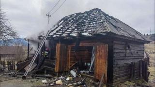 O femeie de 86 de ani a murit, după ce casa i-a fost mistuită de flăcări, în Harghita