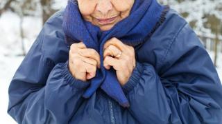 O pensionară de 87 de ani a murit de frig, pentru că nu avea bani să-și încălzească casa, în UK. Fiul ei voia s-o interneze la azil