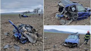 Sfârşit tragic pentru doi adolescenţi din Tulcea: Maşina în care se aflau a ajuns pe un câmp şi s-a făcut bucăţi. Şoferul este în comă