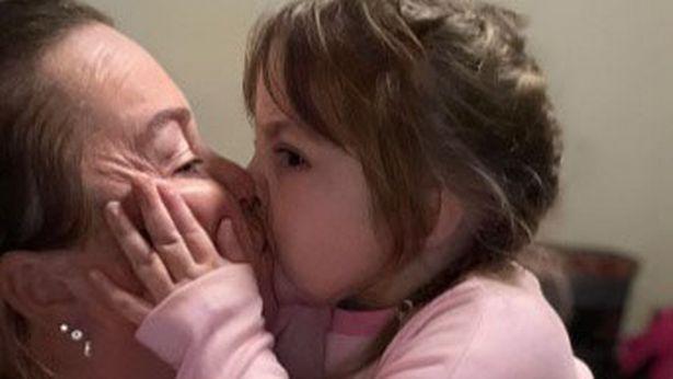 O fetiță de cinci ani și-a dat ultima suflare sub privirile mamei, după ce s-a sufocat cu o bucată de mâncare