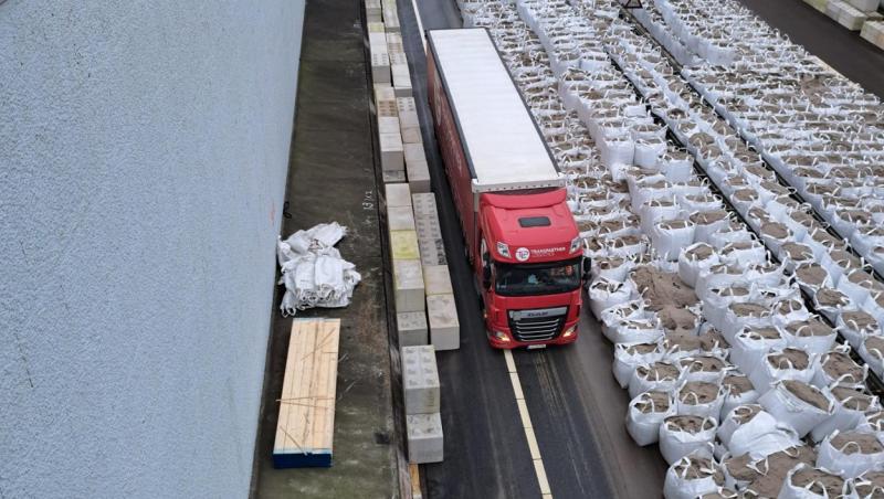 Șofer român de TIR, peripeții în Olanda. A rămas blocat printre mii de saci cu nisip, după ce a ignorat toate semnele de oprire