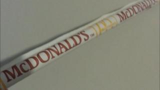 Pai de la McDonald's vechi din anii 1980, vândut pe Ebay cu aproape 2000 de dolari. Proprietarul susține că este un obiect de colecție rar