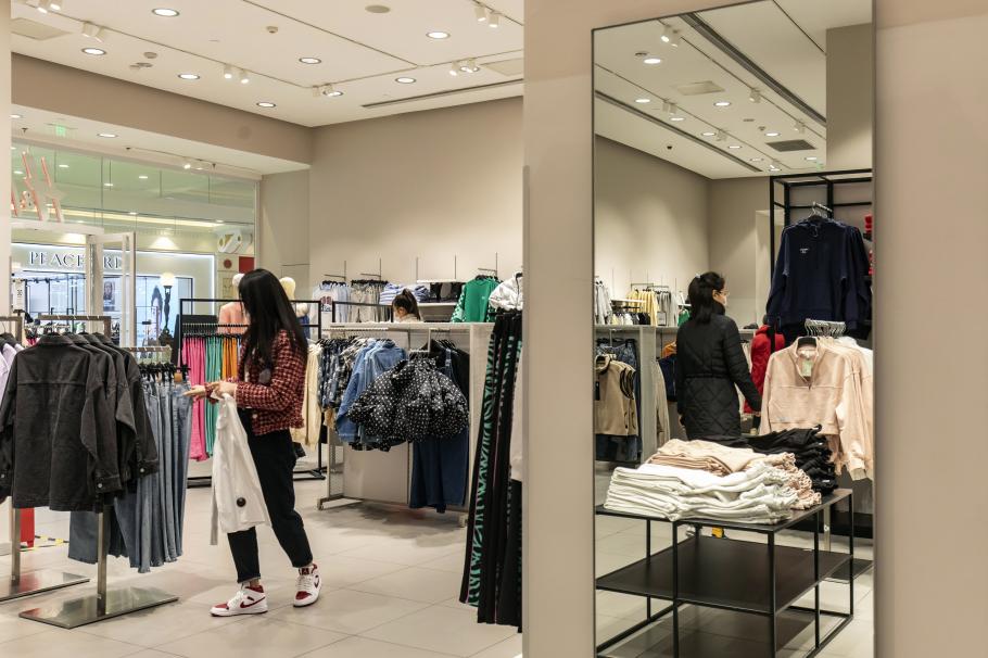 Prăbuşire în profiturile celui de-al doilea cel mare retailer de îmbrăcăminte din lume. Compania, afectată de retragerea de pe piaţa din Rusia Prăbuşire în profiturile celui de-al doilea cel mare retailer de îmbrăcăminte din lume. Compania, afectată de retragerea de pe piaţa din Rusia