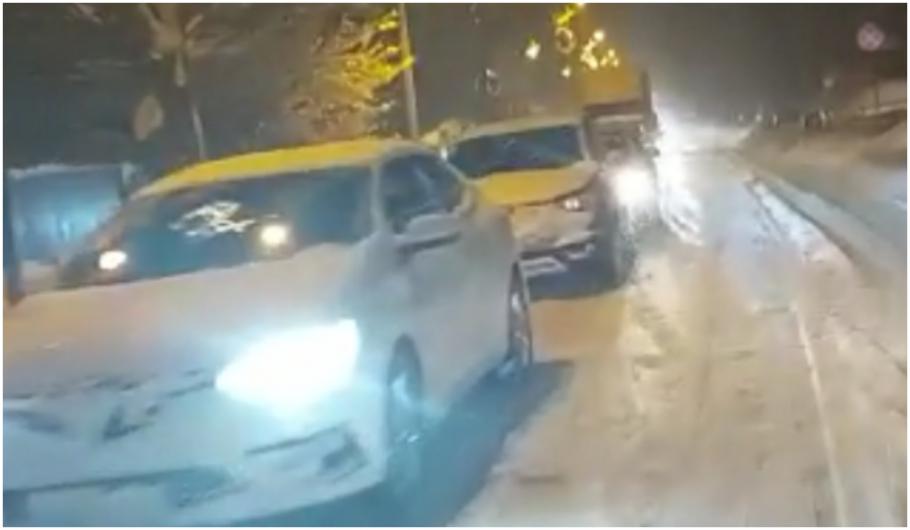 15.000 de persoane din zeci de localităţi din Prahova au rămas fără curent electric. Copaci şi stâlpi doborâţi în tot judeţul 15.000 de persoane din zeci de localităţi din Prahova au rămas fără curent electric. Copaci şi stâlpi doborâţi în tot judeţul