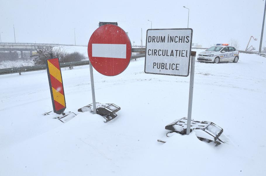 drum închis circulației drum închis din cauza ninsorilor
