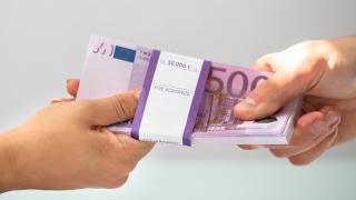 10.000 de euro, preţul cerut de doi inspectori Antifraudă ca să "închidă ochii" la neregulile găsite. Unul dintre ei, prins în flagrant de DNA