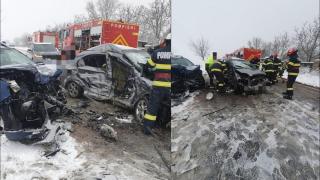 Două mașini s-au făcut praf, după ce s-au bușit pe un drum din Ialomița. Doi oameni au ajuns la spital, în urma impactului