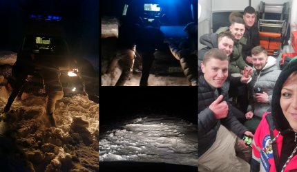 O ambulanță blocată în zăpadă, împinsă de un grup de tineri