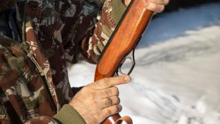 Bărbat împuşcat la o partidă de vânătoare în Hunedoara. Colegul său l-a confundat cu un fazan