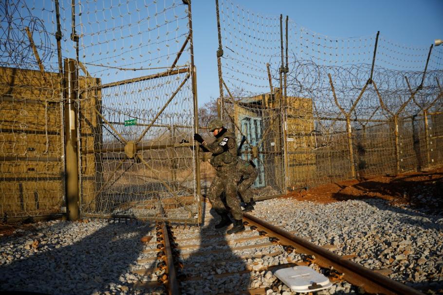 Un militar sud-coreean a tras din greşeală cu mitraliera la frontiera Coreei de Nord Un militar sud-coreean a tras din greşeală cu mitraliera la frontiera Coreei de Nord