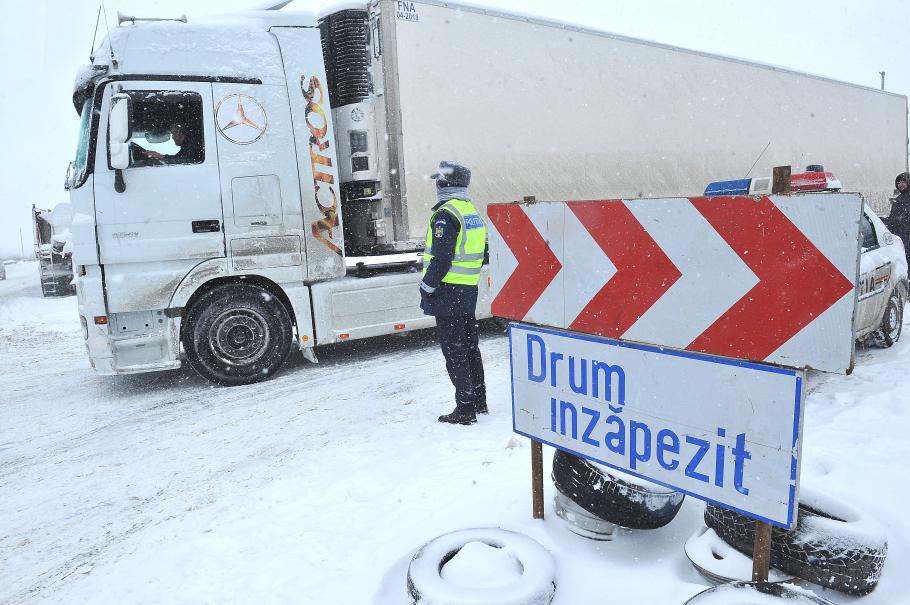 drum închis drumuri închise din cauza ninsorilor