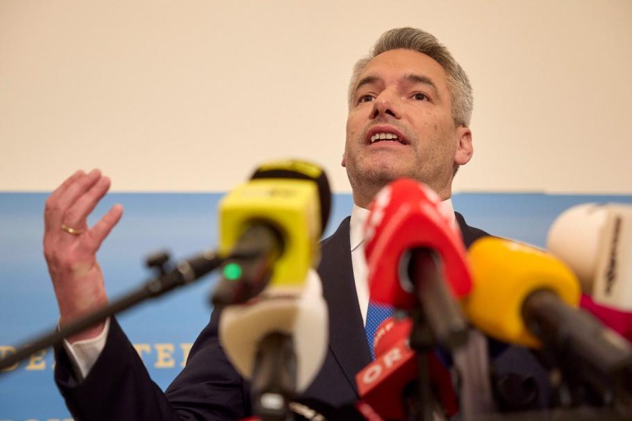 Europarlamentar român după dezastru suferit de Nehammer şi partidul său la alegerile din Austria: "Extrema dreaptă trebuie combătută, nu trebuie copiată" Europarlamentar român după dezastru suferit de Nehammer şi partidul său la alegerile din Austria: "Extrema dreaptă trebuie combătută, nu trebuie copiată"