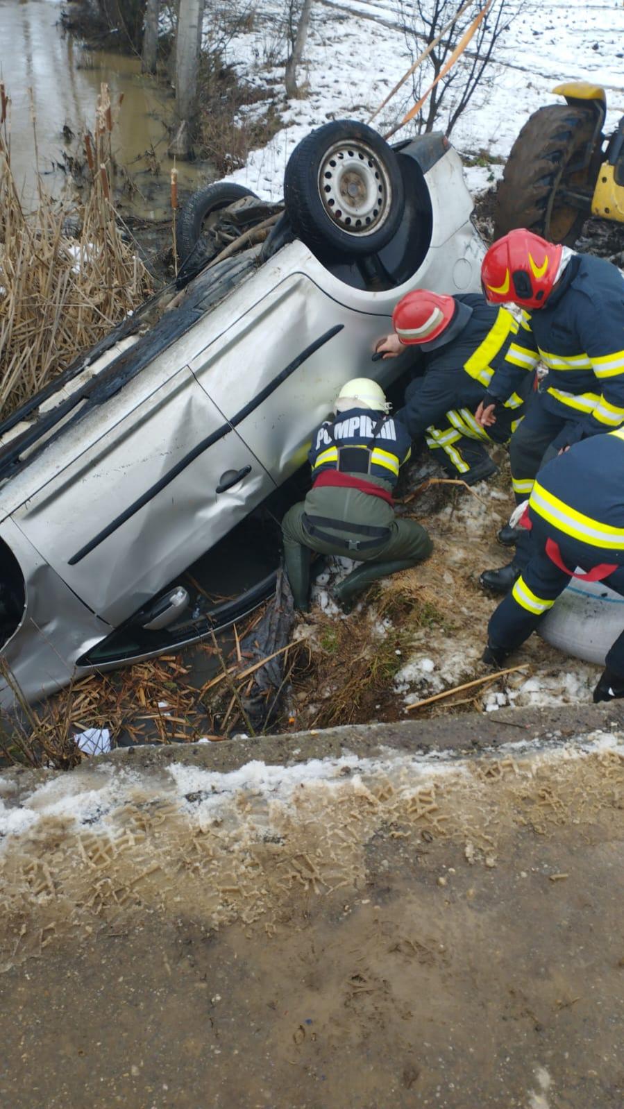 Doi bărbați din Argeș au murit, după ce mașina în care erau s-a răsturnat pe palfon, într-un pârâu