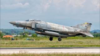 Un F-4 Phantom de vânătoare grec, prăbuşit în Marea Ionică: corpul copilotului, găsit după 6 ore. Pilotul, căutat în continuare