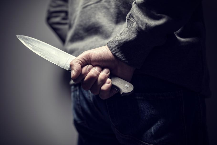 Bărbat de 37 de ani din Dâmboviţa, reţinut după ce ar fi amenințat cu un cuțit un elev în curtea unui liceu Bărbat de 37 de ani din Dâmboviţa, reţinut după ce ar fi amenințat cu un cuțit un elev în curtea unui liceu