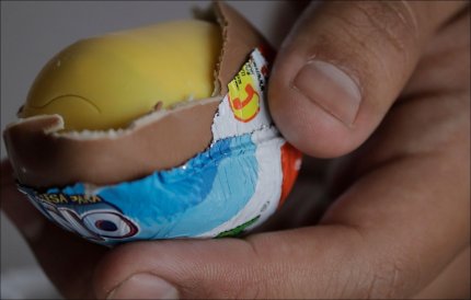 Un irlandez riscă 25 de ani de închisoare, după ce a înghiţit șase ouă Kinder Surprise pline cu cocaină