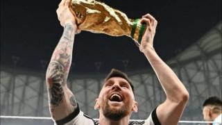 Messi a ridicat o replică a Cupei Mondiale în fotografia care a spulberat recordurile pe Instagram. Cum a fost posibil acest lucru