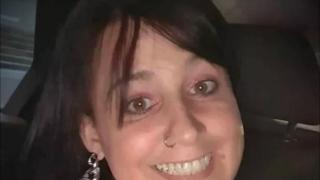O mamă din UK, moartă după ce a așteptat 11 ore după o ambulanță. Logodnicul femeii, revoltat: "Nu ar fi rămas 4 copii fără mamă dacă veneau mai repede"