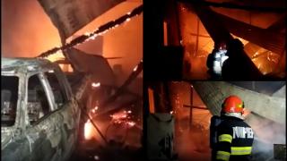 Incendiu de amploare, într-un garaj cu materiale combustibile din Bihor. Maşini de teren şi motociclete, distruse de flăcările violente