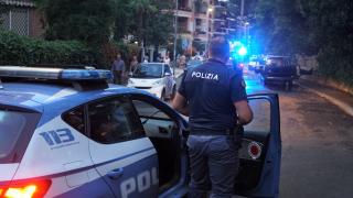 Un paznic italian și-a ucis iubita în somn, apoi s-a sinucis. Polițiștii l-au găsit cu pistolul în mână