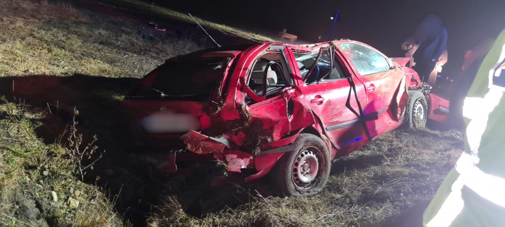 Un tânăr de 21 de ani a murit după ce s-a răsturnat cu mașina și a ieșit în afara drumului