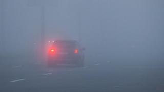 Avertizare pentru șoferi: ceață densă pe mai multe drumuri naționale și pe autostrăzile A1, A2 și A3, cu vizibilitate sub 50 metri