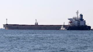 O navă cu cereale ucrainene, blocată în Canalul Suez. Traficul este normal, cargoul este remorcat pentru reparaţii