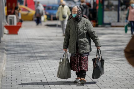 femeie cu șacose în mână pe stradă