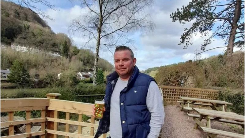 "Ai viață, dar ai luat-o pe a mea". Și-a înjunghiat prietenul de cinci ori în fese, după o ceartă avută în bar. Bărbatul din UK a dat apoi vina pe iubita victimei